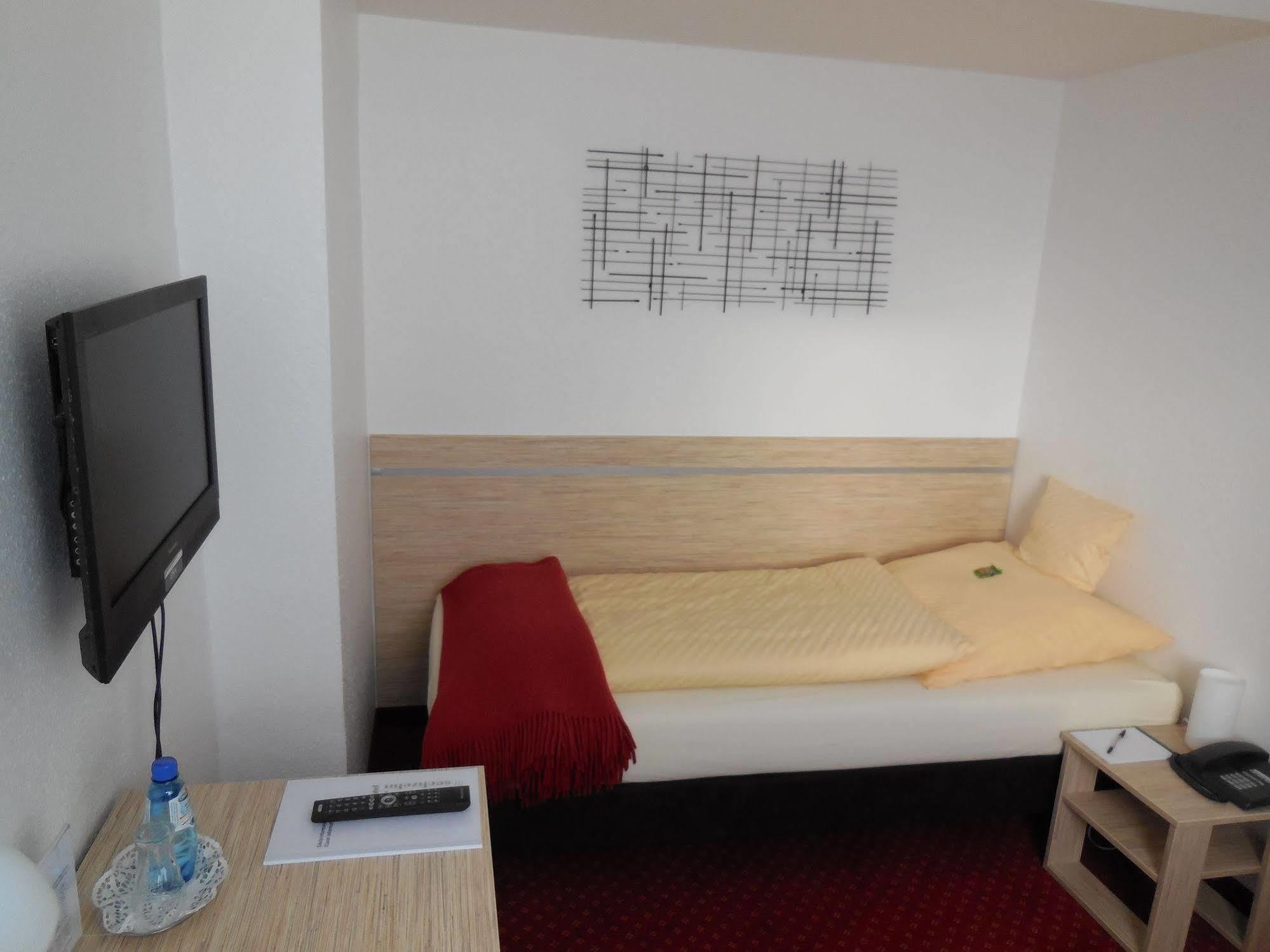 Hotel Sechzehn เลเวอร์คูเซน ภายนอก รูปภาพ