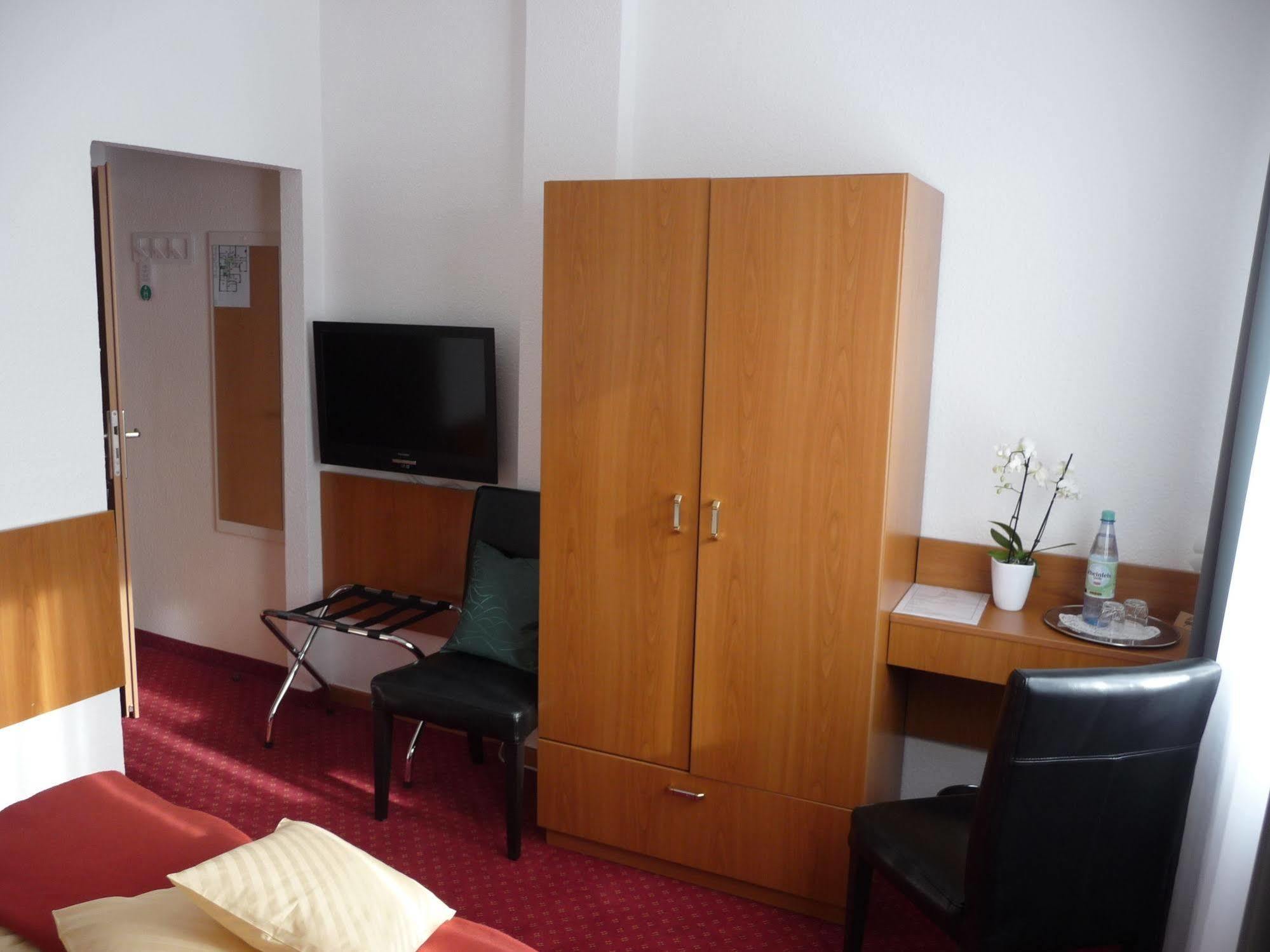 Hotel Sechzehn เลเวอร์คูเซน ภายนอก รูปภาพ