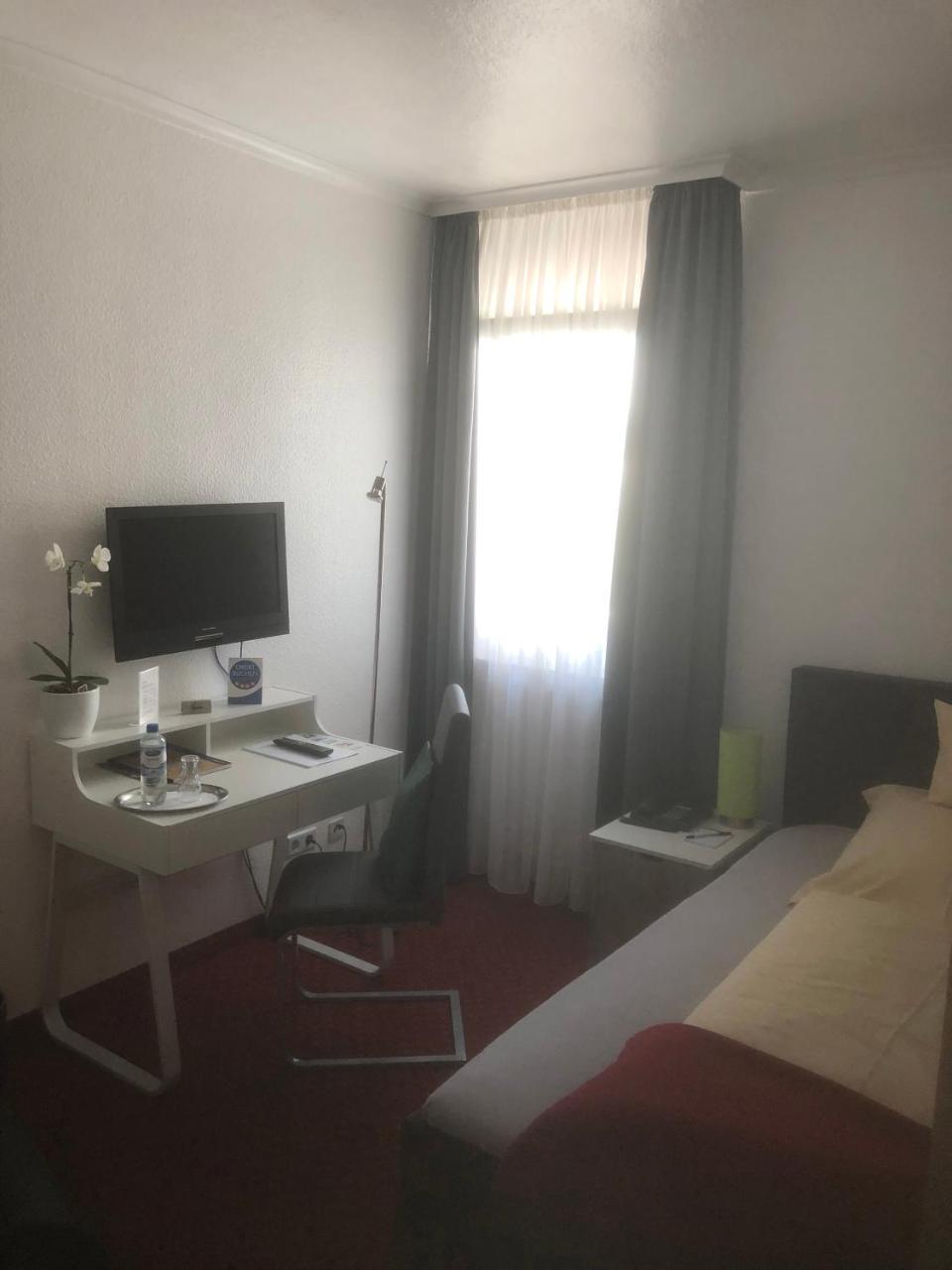 Hotel Sechzehn เลเวอร์คูเซน ภายนอก รูปภาพ